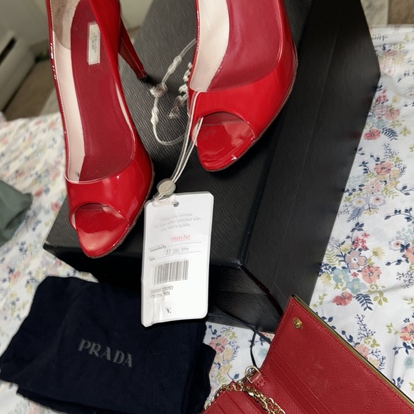 Prada heels and crossbody wallet - Picture 6 of 6